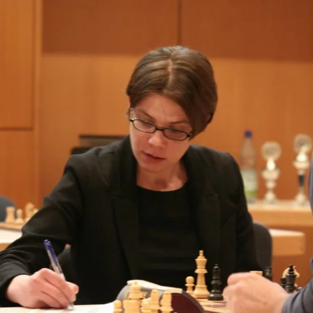 Beate Troeger schreibt mit.