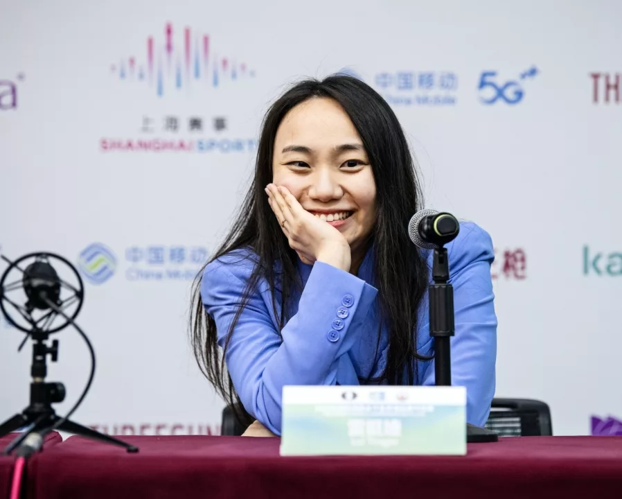 Die jüngere Herausforderin, Lei Tingjie, geboren am 7. Dezember 1994, ist ebenfalls eine außergewöhnliche Spielerin. Mit einem FIDE-Elo-Rating von 2618 liegt sie auf Platz 2 der Frauen-Weltrangliste. Lei Tingjie begann im Alter von sieben Jahren Schach zu spielen und hat sich mit ihren herausragenden Leistungen - darunter der Gewinn der chinesischen Meisterschaft der weiblichen Jugend 2011 und der Chinesischen Frauenmeisterschaft 2014 - ihren eigenen Platz in der Elite des Frauenschachs gesichert. Sie ist bekannt für ihre soliden Spielstrategien und ihre überlegene Endspielstärke.